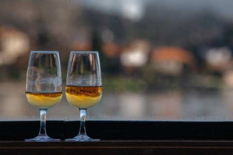 Verres de porto lors d'une dégustation de vin