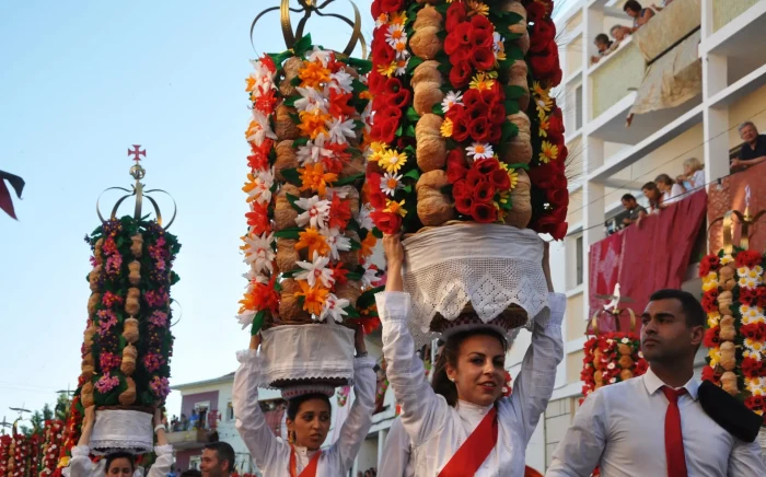 Photo of a moment during the Festa dos tabuleiros - one of the traditional festivals in Portugal