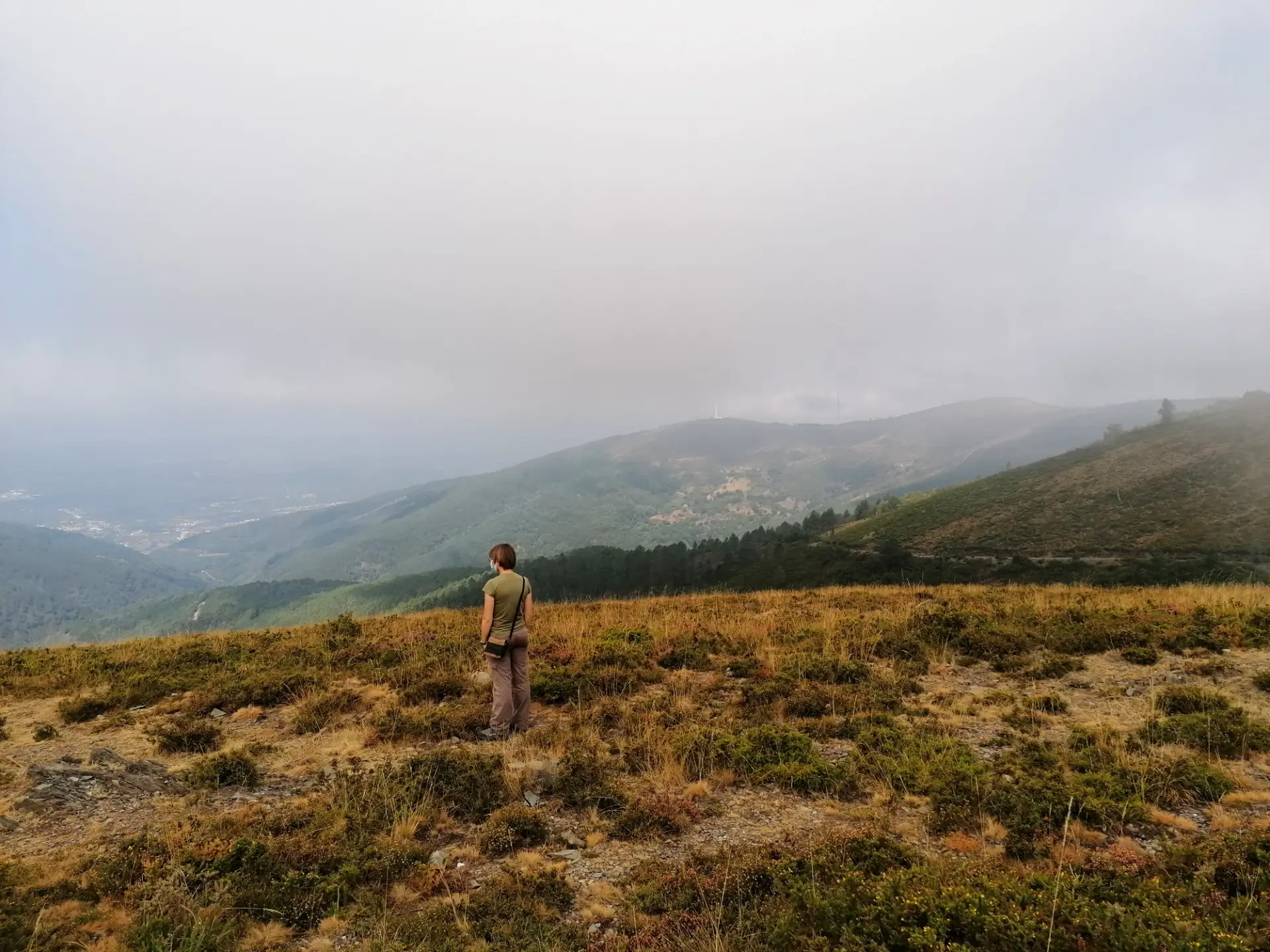Personne appréciant le paysage de la Serra da Lousã
