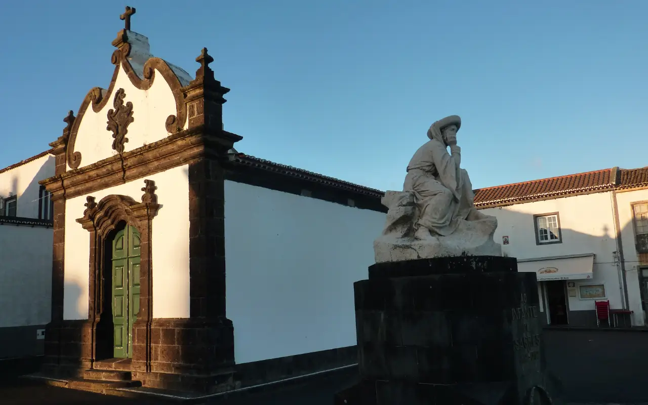 Capela e estátua na Ilha de São Miguel