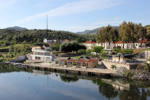 Vista da margem do Rio de Barca D'Alva