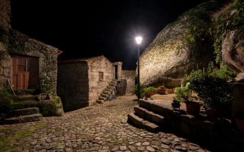 Praça à noite em Monsanto - Aldeias Históricas de Portugal