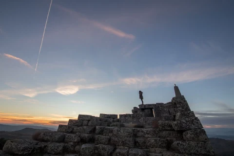 Personne explorant Sortelha au crépuscule - Village Historique