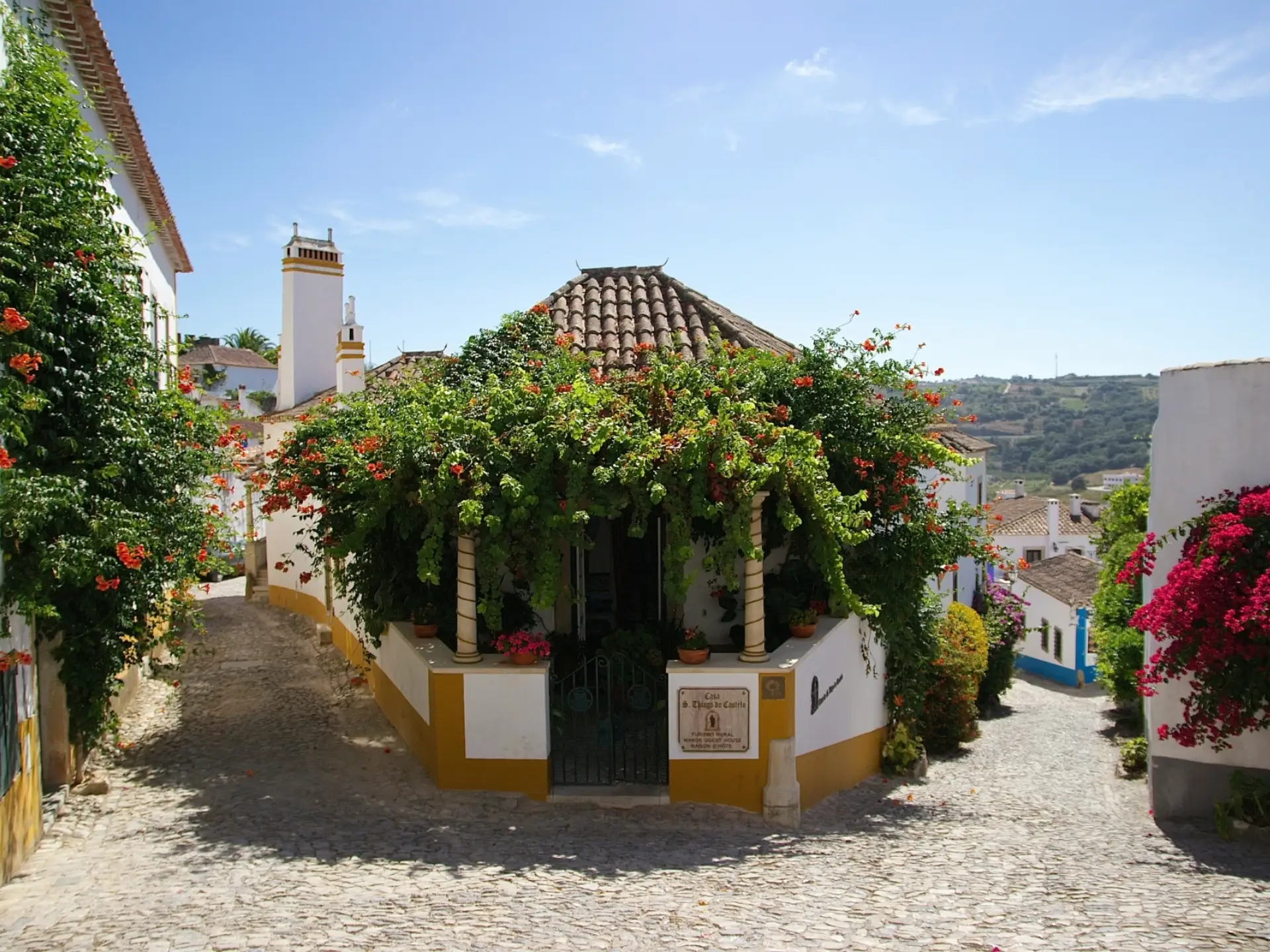 Yellow House in Óbidos - By Katia de Juan Unsplash