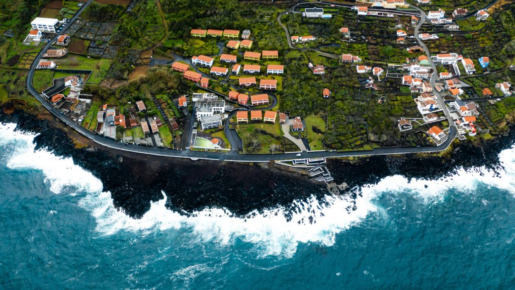 Vista aérea de uma aldeia numa das ilhas durante uma viagem aos Açores