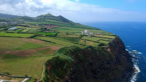Maison au milieu des champs prise lors d'un voyage aux Açores