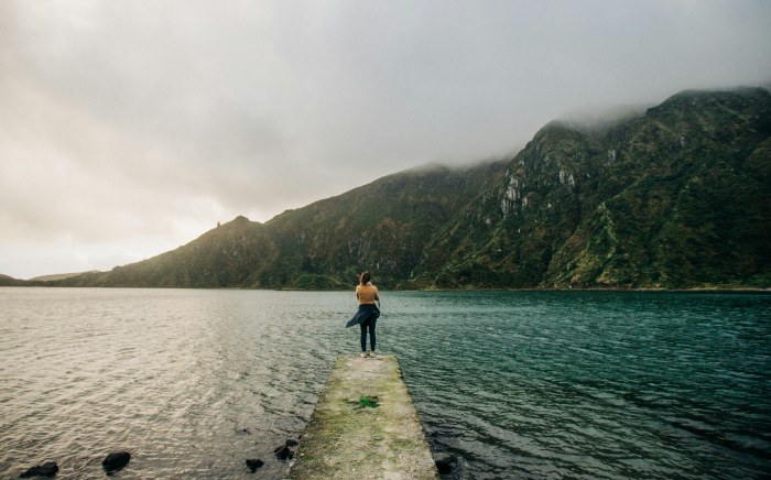 Une femme devant l'immensité de la lagune du Feu (Lagoa do Fogo) lors d'un voyage aux Açores