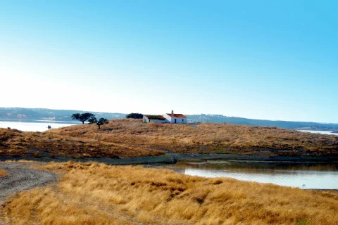 As paisagens ao longo das margens do lago de Alqueva no Alentejo