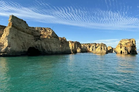 A costa de Lagos, uma riqueza geológica do Algarve, para admirar do oceano