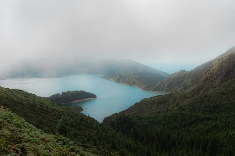 Fazer uma caminhada ao redor da lagoa do fogo durante uma viagem aos Açores