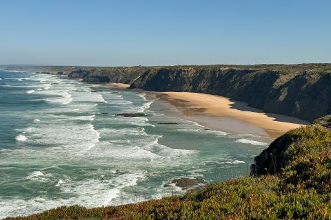 Admirer les plages escarpées de la côte Vicentine, un des régions du Portugal encore préservée