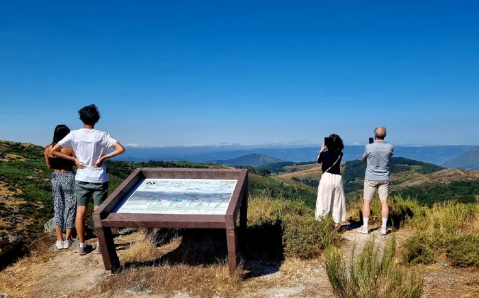 Voyager en famille au Portugal -Le regard tourné ensemble vers les paysages sublimes de la Serra do Alvao